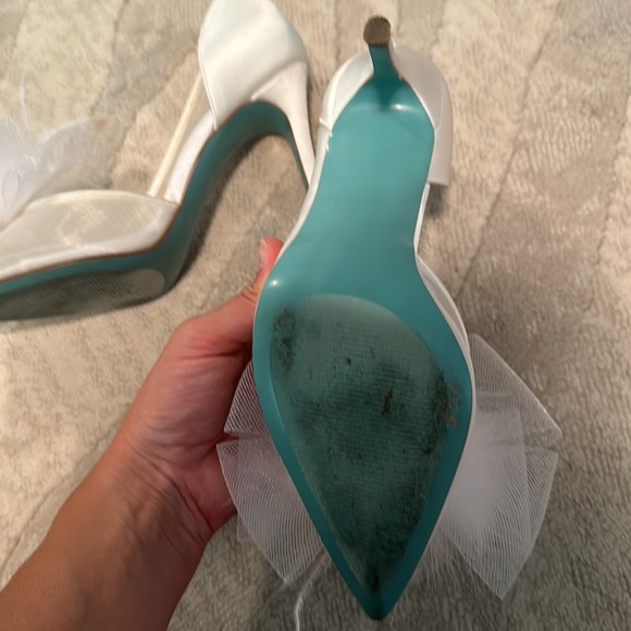 Size 8.5 Betsy Johnson white bow heels. In good condition - Picture 5 of 8